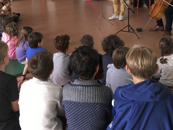 Les enfants fascinés par les musiciens