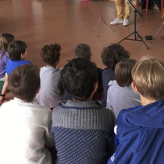 Les enfants fascinés par les musiciens