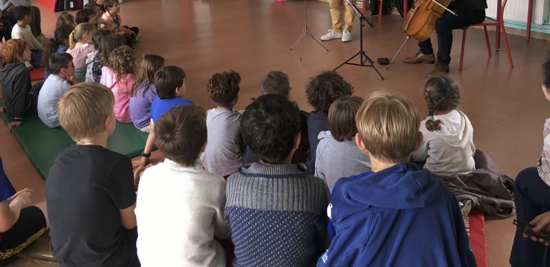 Les enfants fascinés par les musiciens